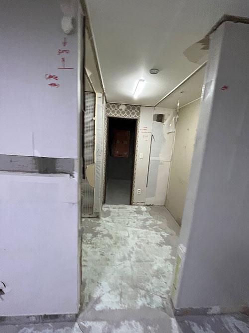 창문이 노출된 시공 단계