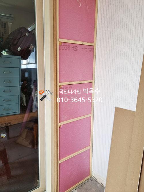 외벽 쪽에 핑크색 아이소핑크 단열재를 시공한 모습