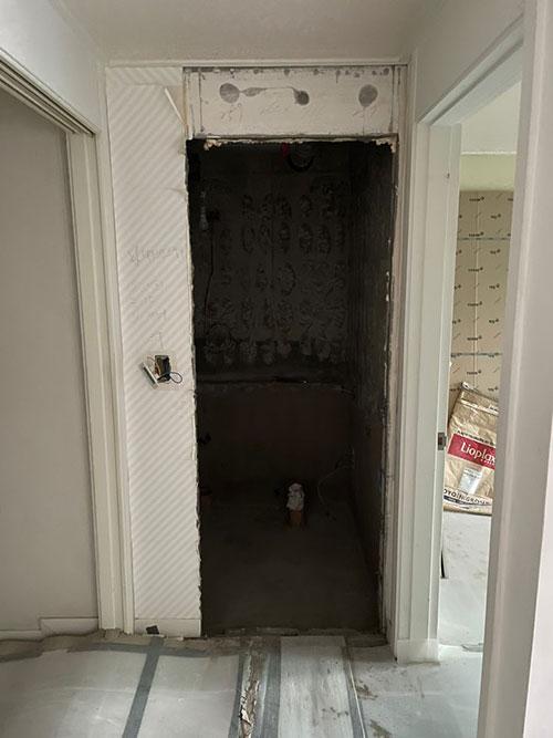 도배 작업과 함께 구조물이 드러난 복도 공간