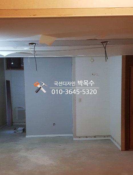 천장 전선이 노출된 마감 전의 빈 방