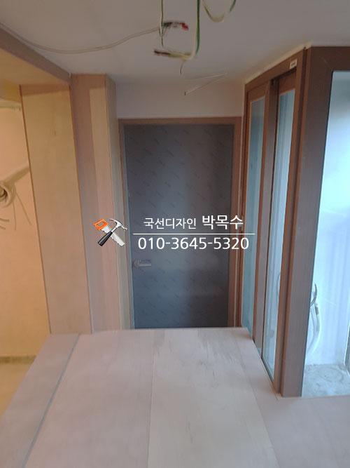 유리 패널 슬라이딩 도어와 타일 바닥