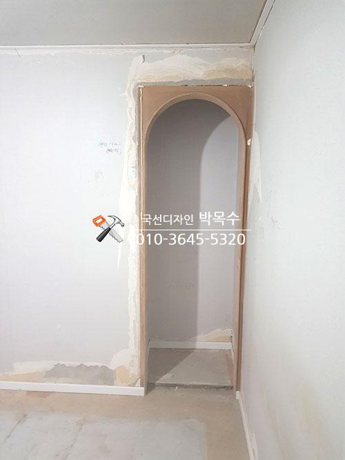 영림 abs 도어로 교체되어 설치된 문과 문틀