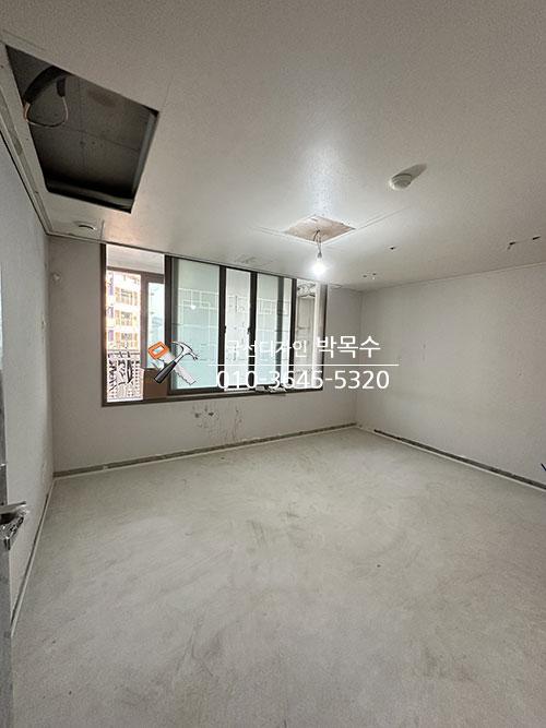 흰 벽과 바닥으로 기초 마감된 빈 공간