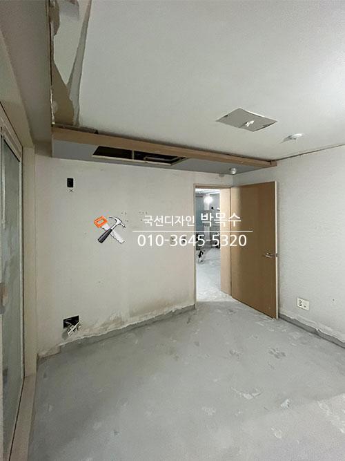전기 소켓과 문틀 설치가 완료된 복도 전경