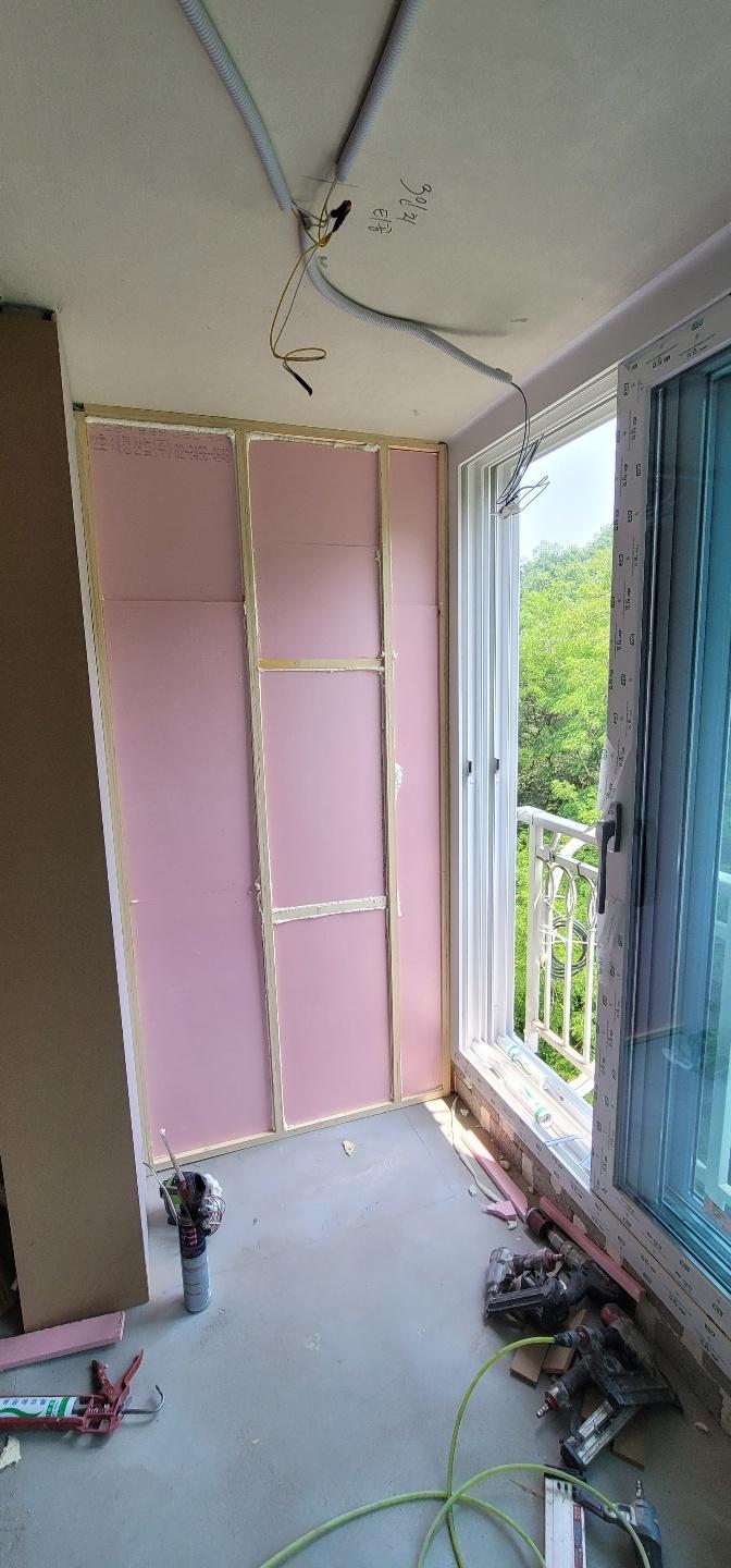 발코니 접합부의 보강 작업 모습
