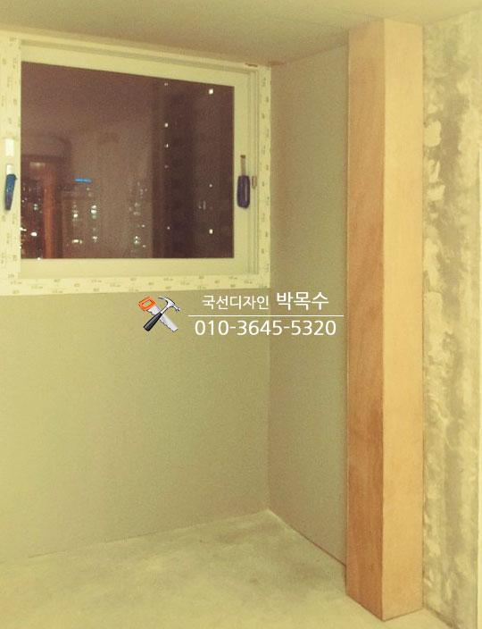 창호 옆으로 배치된 내추럴한 우드 톤의 세로 구조물