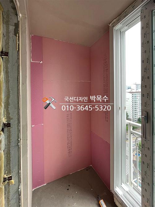 분홍색 보조재가 부착된 창가 벽면