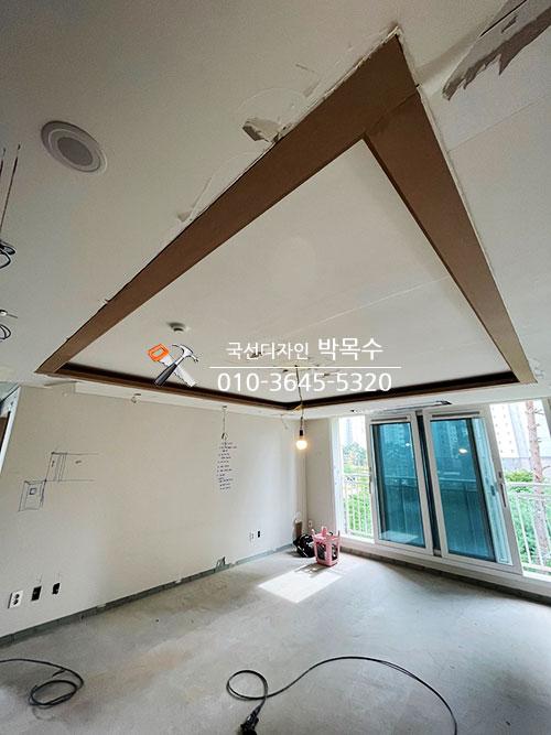 천장 나무 프레임 설치 중인 실내 공간