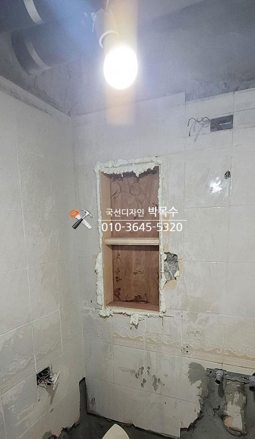 줄눈이 보이는 욕실 벽 타일 세부 장면