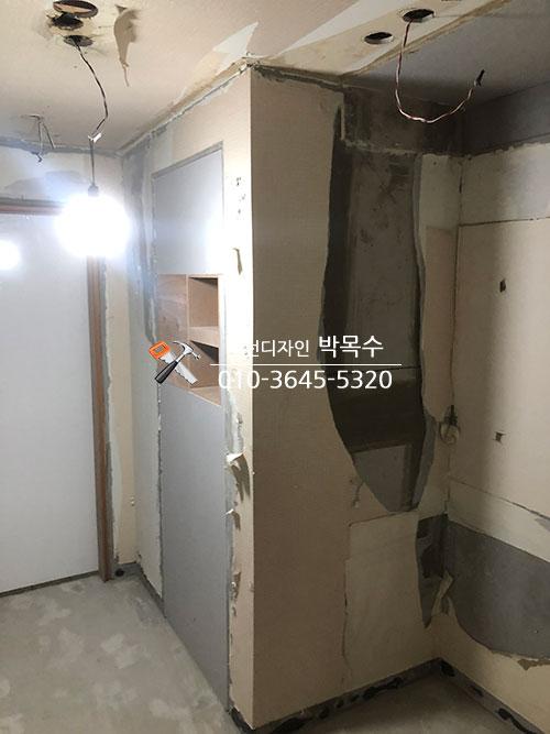 전선이 노출된 천장과 벽면 철거 구간