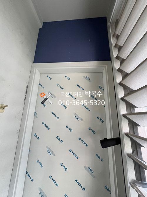 창호 주변의 최종 목공 마감 상태