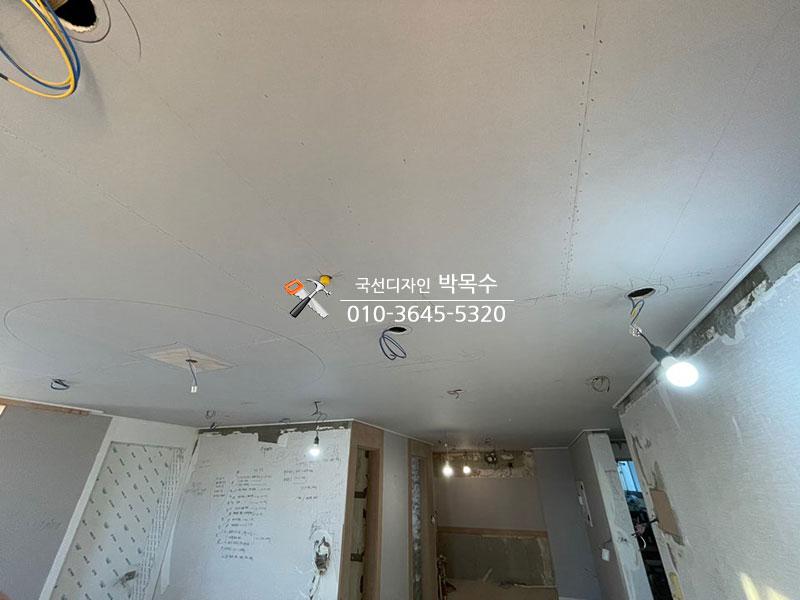 전선이 노출된 천장과 벽면의 시공 메모