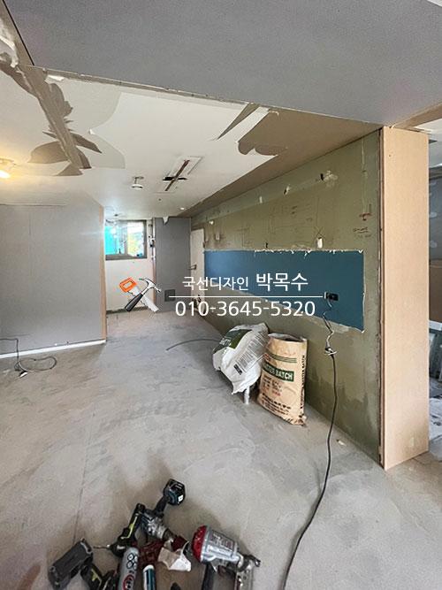시공 장면과 함께 보이는 수공구