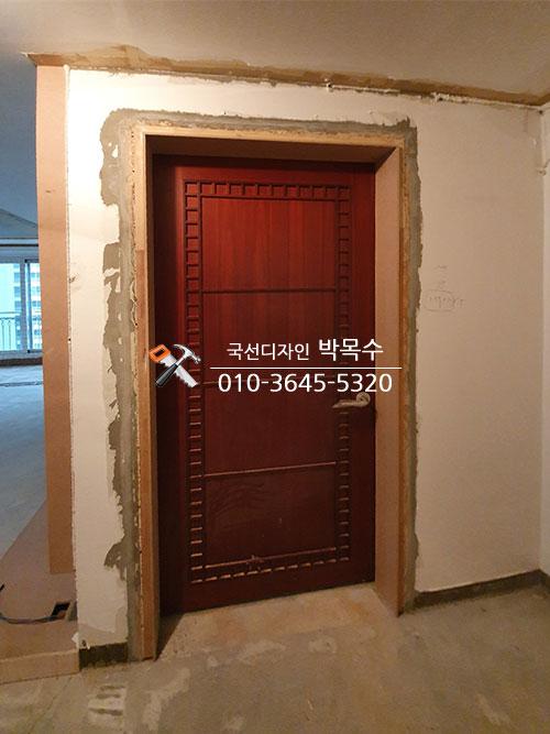 슬림하게 마감된 도어 프레임과 문짝 상부