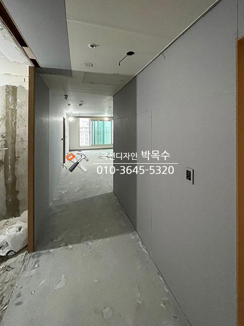 기초 마감이 완료되어 도배를 기다리는 복도