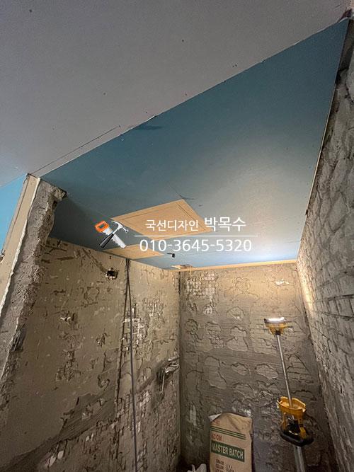 벽면 작업 중인 수공구와 소형 기기