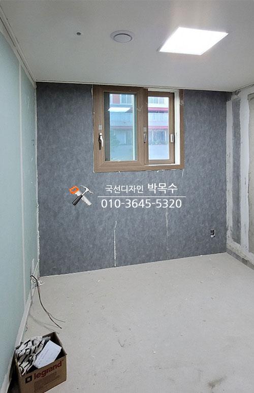 회색 마감재와 창호가 설치된 내부 모습