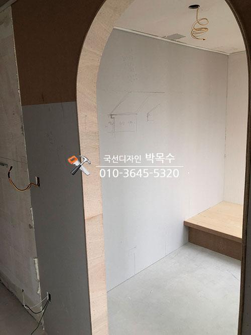 아치형 문과 나무 벤치가 배치된 공간