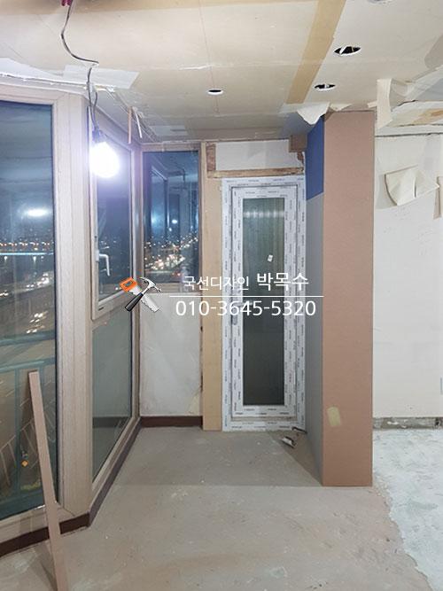 파란색 도료와 흰색 테이프가 부착된 복도 벽면