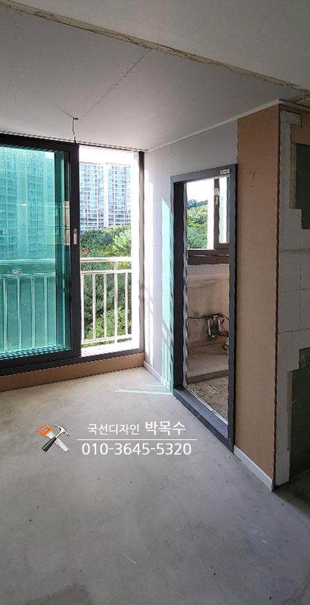 검정 프레임의 터닝도어와 평탄화된 천장이 적용된 발코니