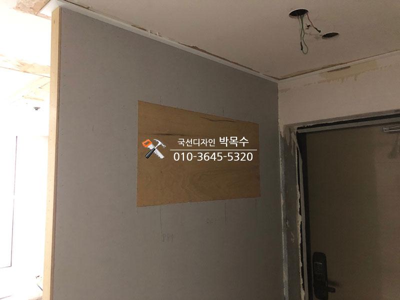 벽면에 목재판을 세워 구획을 잡는 과정