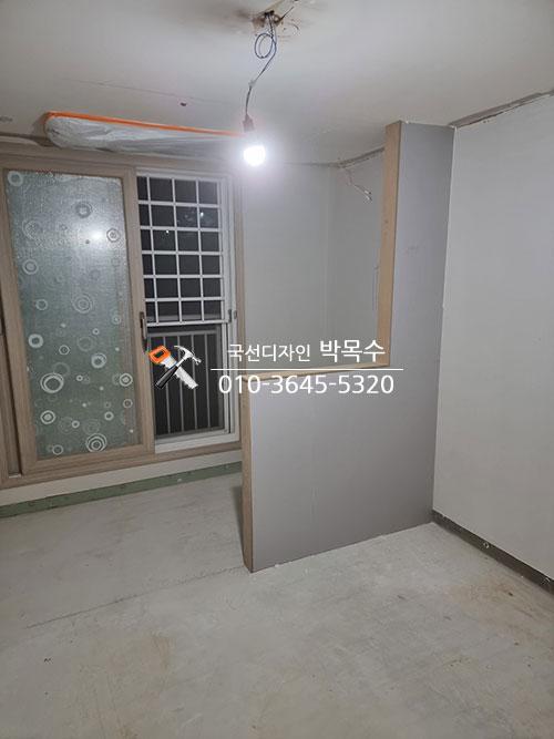 목재 프레임이 설치된 창호 주변의 모습
