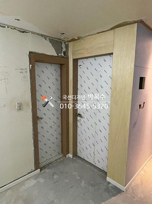 패턴 도어가 설치된 복도와 마감 전의 벽면