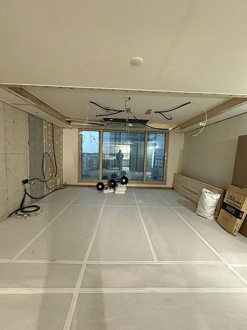 새로운 공간을 만들기 위해 준비 중인 방 내부