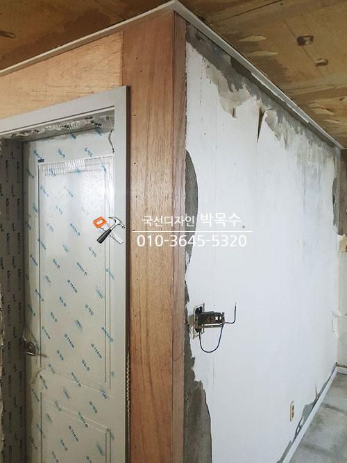 힌지와 프레임이 맞물린 여닫이 도어 상부