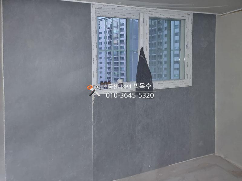 이보드 단열재가 부착된 창문 쪽 벽면