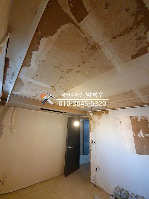 전선이 노출된 벽면과 개방된 복도 공간