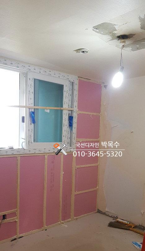목재 프레임과 단열재가 설치된 공간