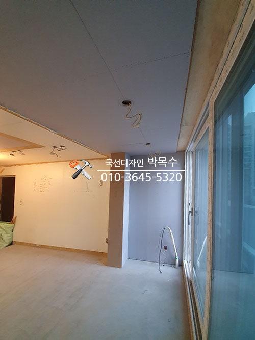 천장 전선 작업과 창호 주변 벽면 정리 모습