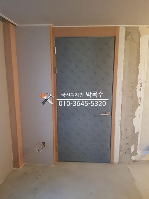보호 필름이 붙은 도어와 노출된 벽면