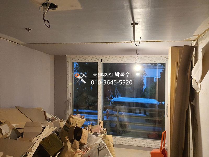 철거된 벽면과 포장재가 쌓인 실내