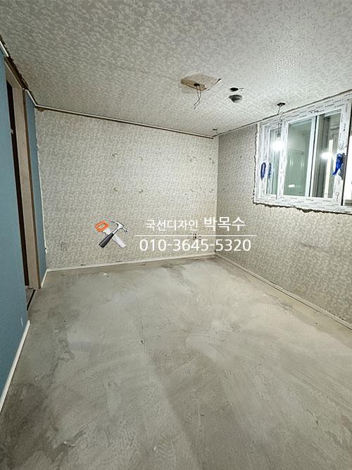 벽지 시공 후의 방 내부 풍경