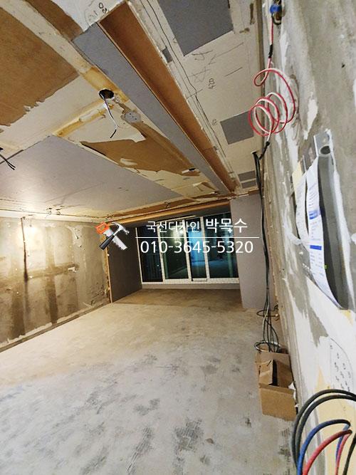 창문 하단부의 수평 작업