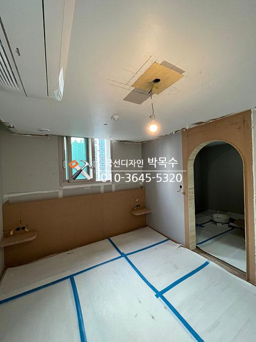 보드로 벽면을 덮고 천장 구조물을 만드는 단계