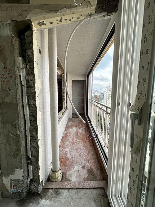 백색 PVC 파이프가 설치된 발코니 현장