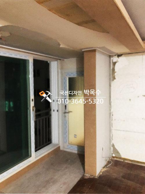 창호 주변의 목공 작업 모습