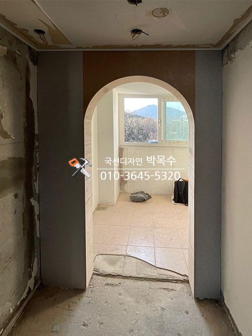 아치형 문 구조가 잡히고 있는 복도 공간