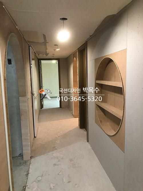 복도 벽면에 조성 중인 원형 선반 구조