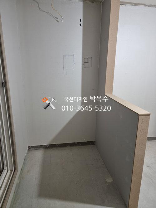 벽면에 문과 창의 위치를 표시한 가이드 라인