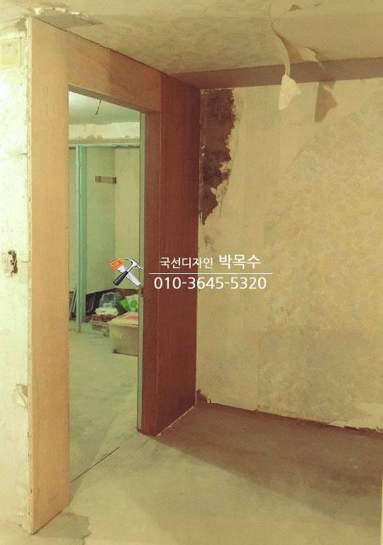 벽면과 천장의 손상 부위가 드러난 철거 직후의 모습