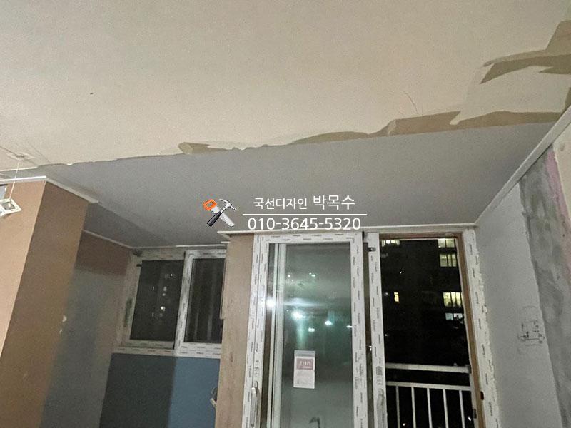 문과 창호 테두리가 노출된 천장 작업면