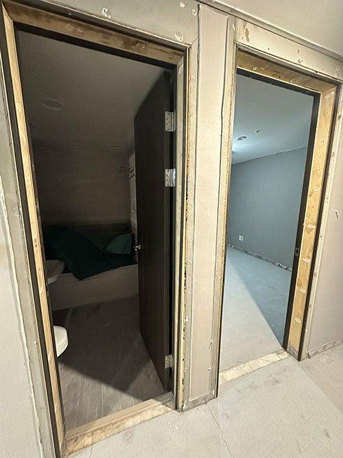 안전한 설치를 위해 기초부터 다지는 안방 작업