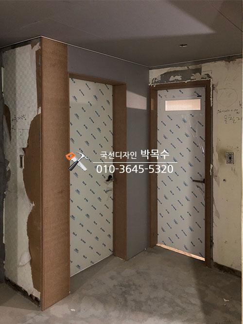 보호 필름이 붙은 도어와 미마감된 벽면