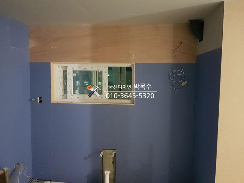 파란색 벽면과 창호 프레임 주변의 기초 작업