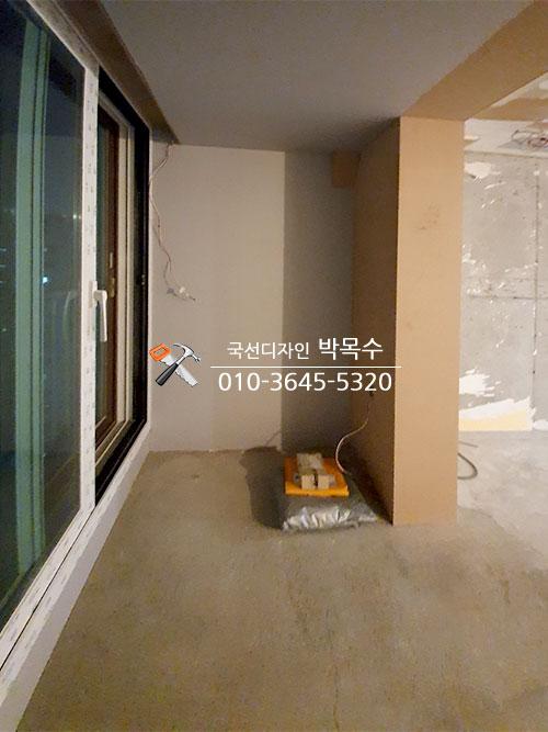슬라이딩 창호 옆 전선이 노출된 벽면
