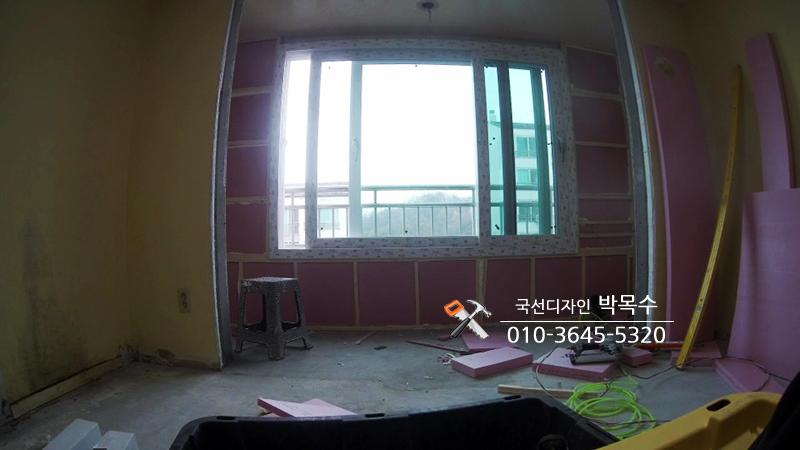 분할판이 설치된 작은방 외벽 공사 현장